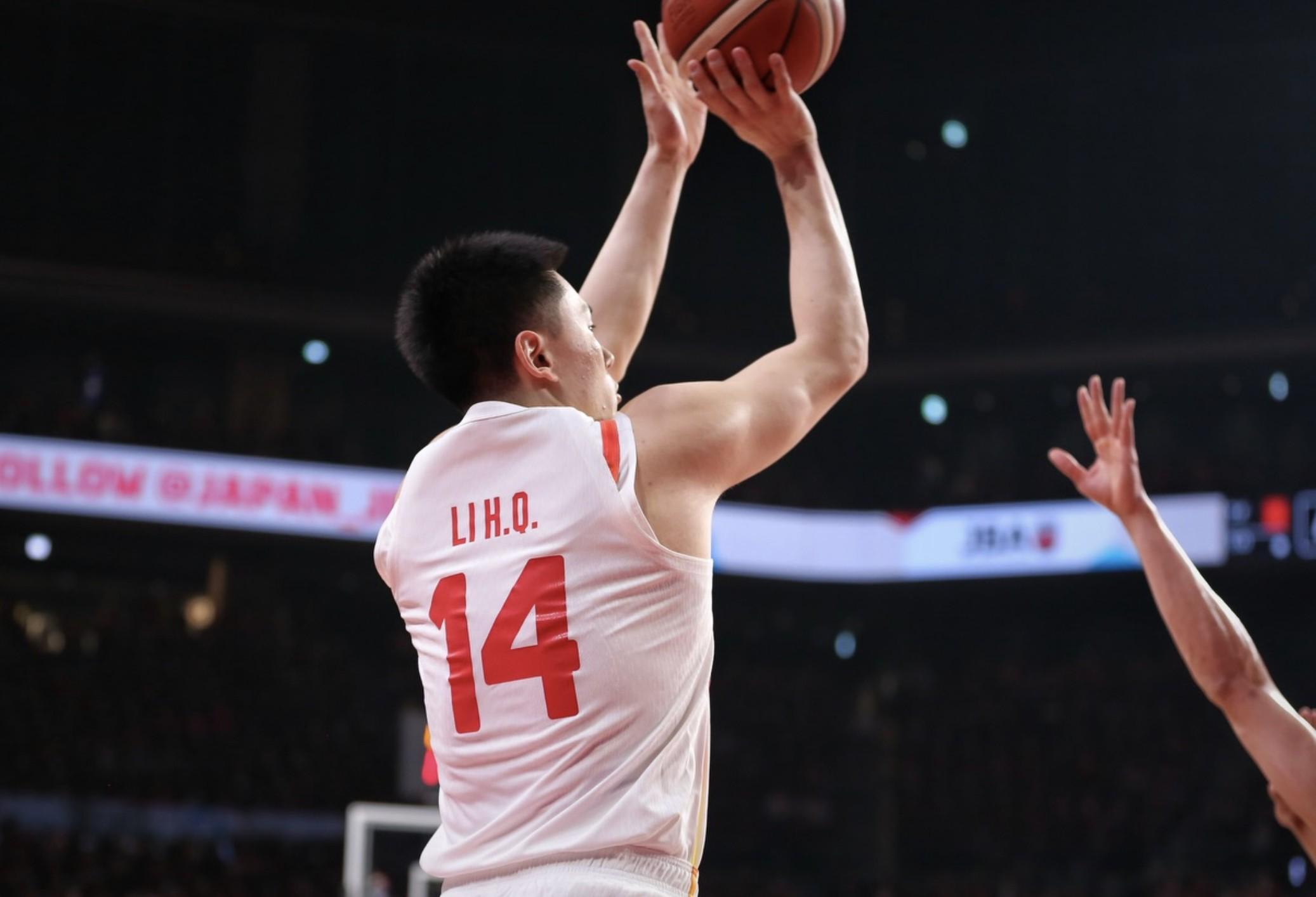 kaiyun sports-奶爸超绝表现,李弘权投篮6中3得9分10板,正负值全队最高+21